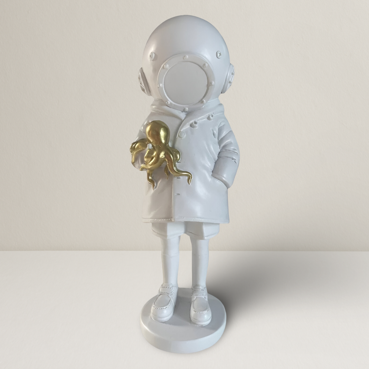 Zwart Banksy-stijl duikerbeeld met gouden octopus sculptuur