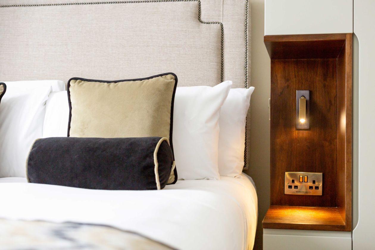 Claro Bedside Light
