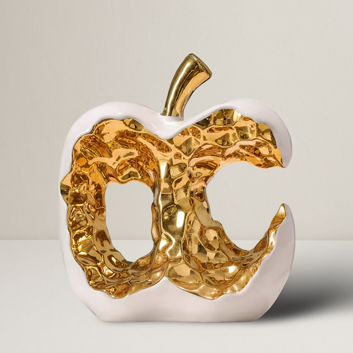 Zwarte Golden Bite appel sculptuur met gouden binnenkant